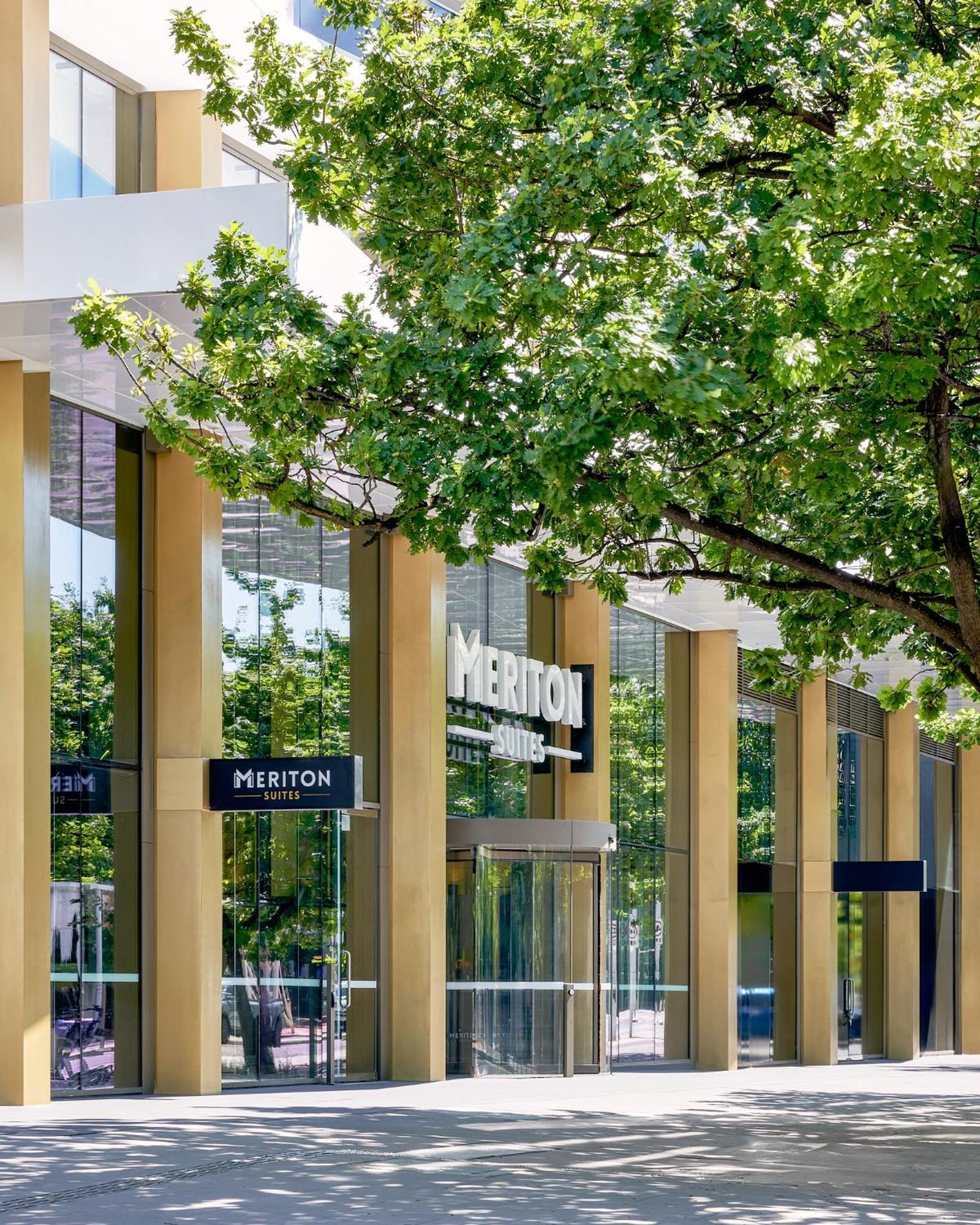 Meriton Suites Canberra Exterior photo Meriton Suites Chatswood