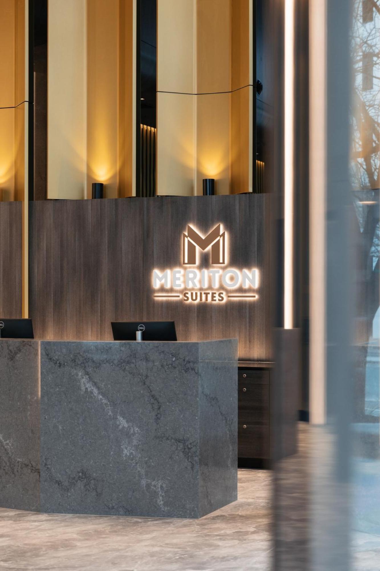 Meriton Suites Canberra Exterior photo Meriton Suites