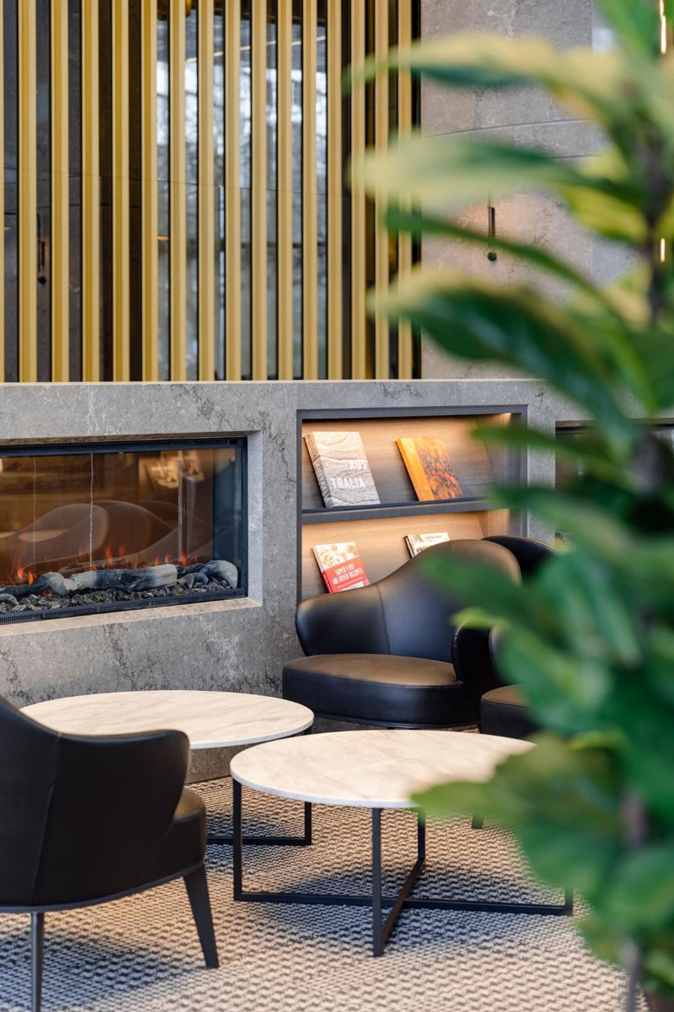 Meriton Suites Canberra Exterior photo The lounge at the airport