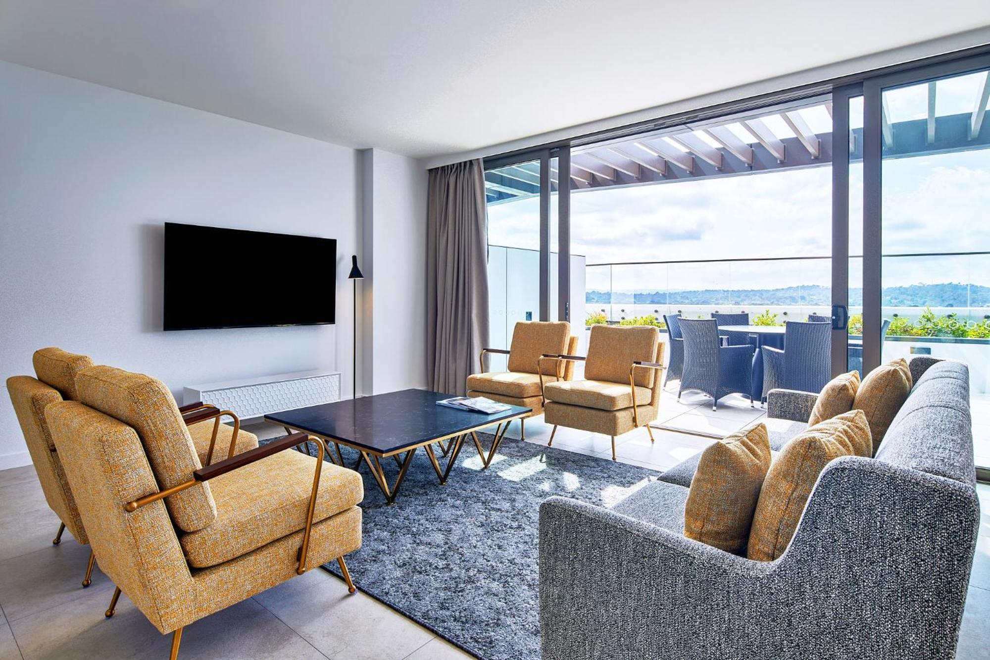 Meriton Suites Canberra Exterior photo A living room at the hotel