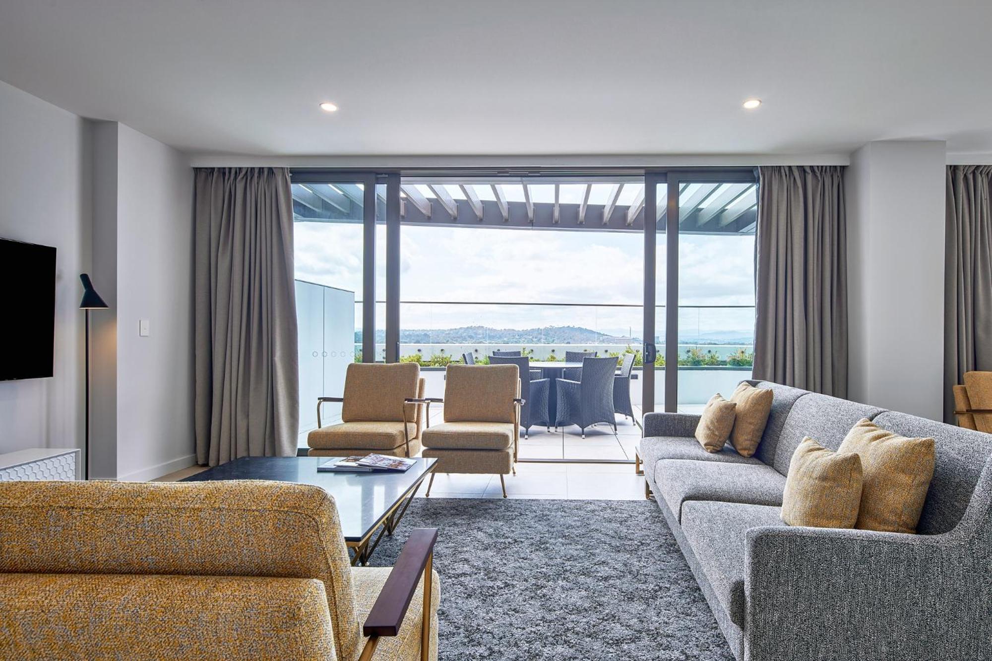Meriton Suites Canberra Exterior photo A suite at the hotel
