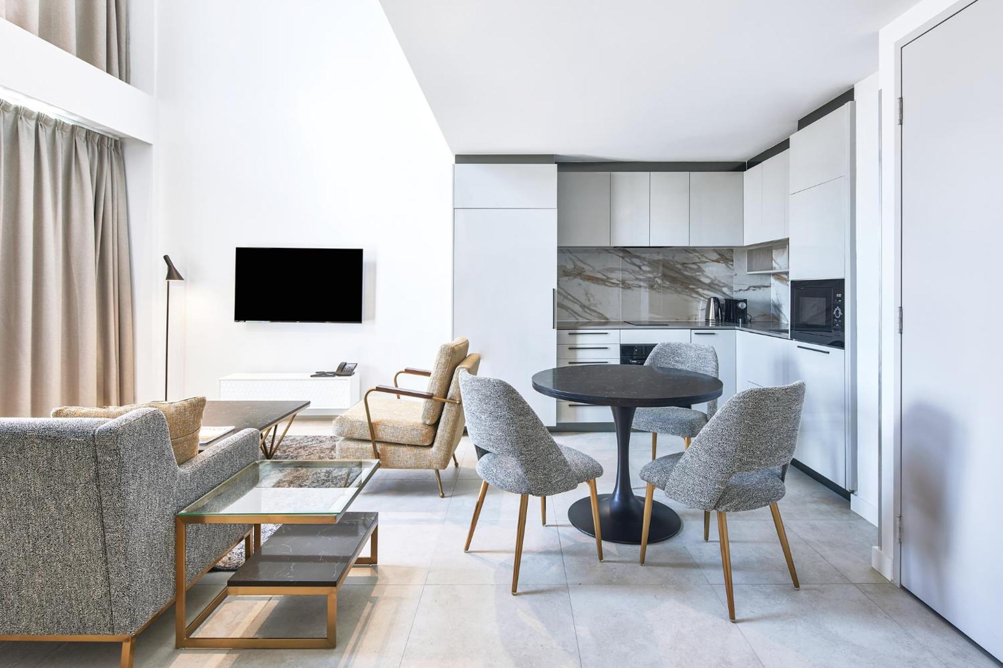 Meriton Suites Canberra Exterior photo A typical apartment at The Collective Old Oak