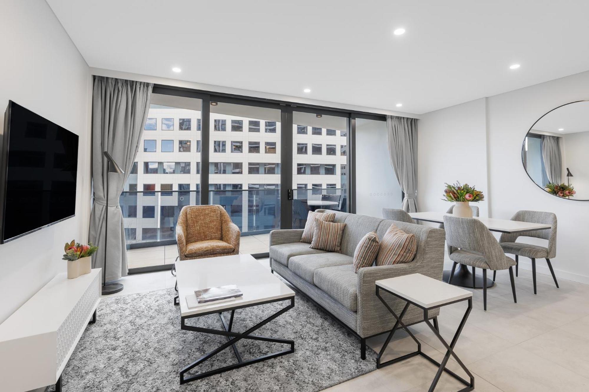 Meriton Suites Canberra Exterior photo Living room