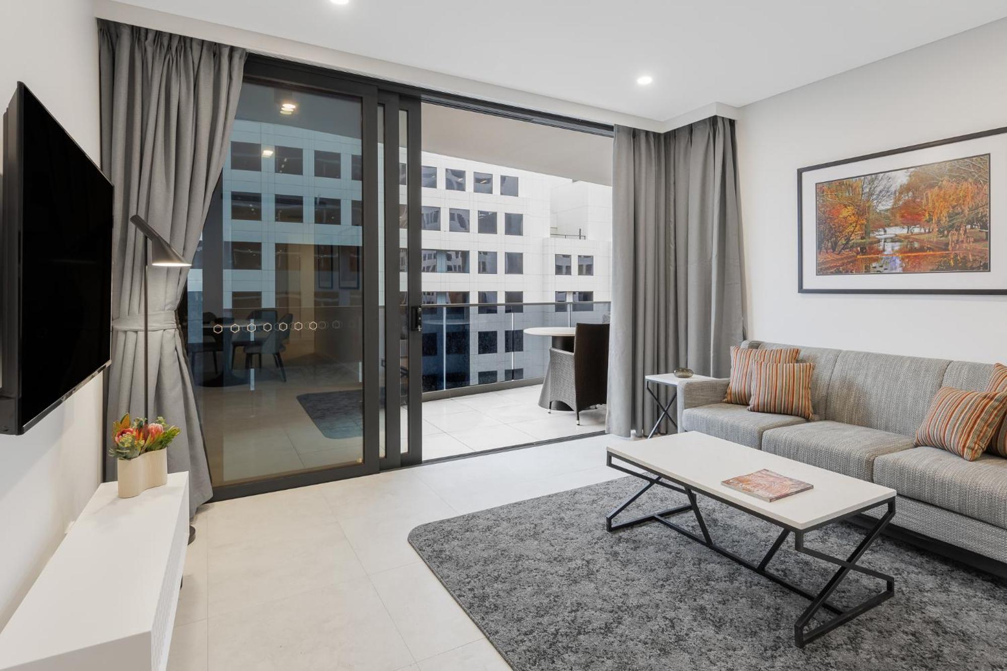 Meriton Suites Canberra Exterior photo Living room