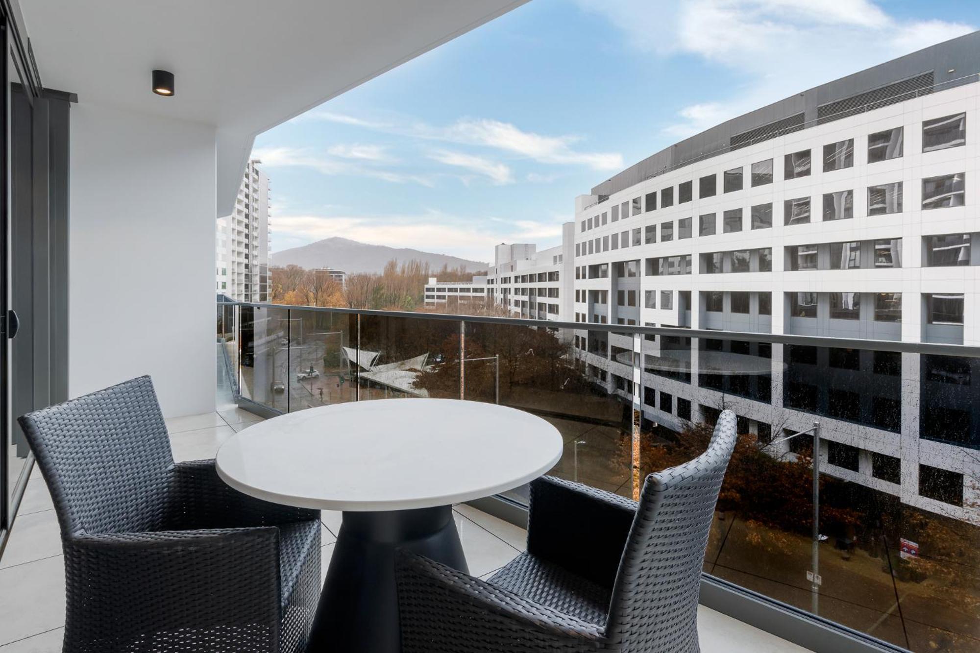 Meriton Suites Canberra Exterior photo Balcony