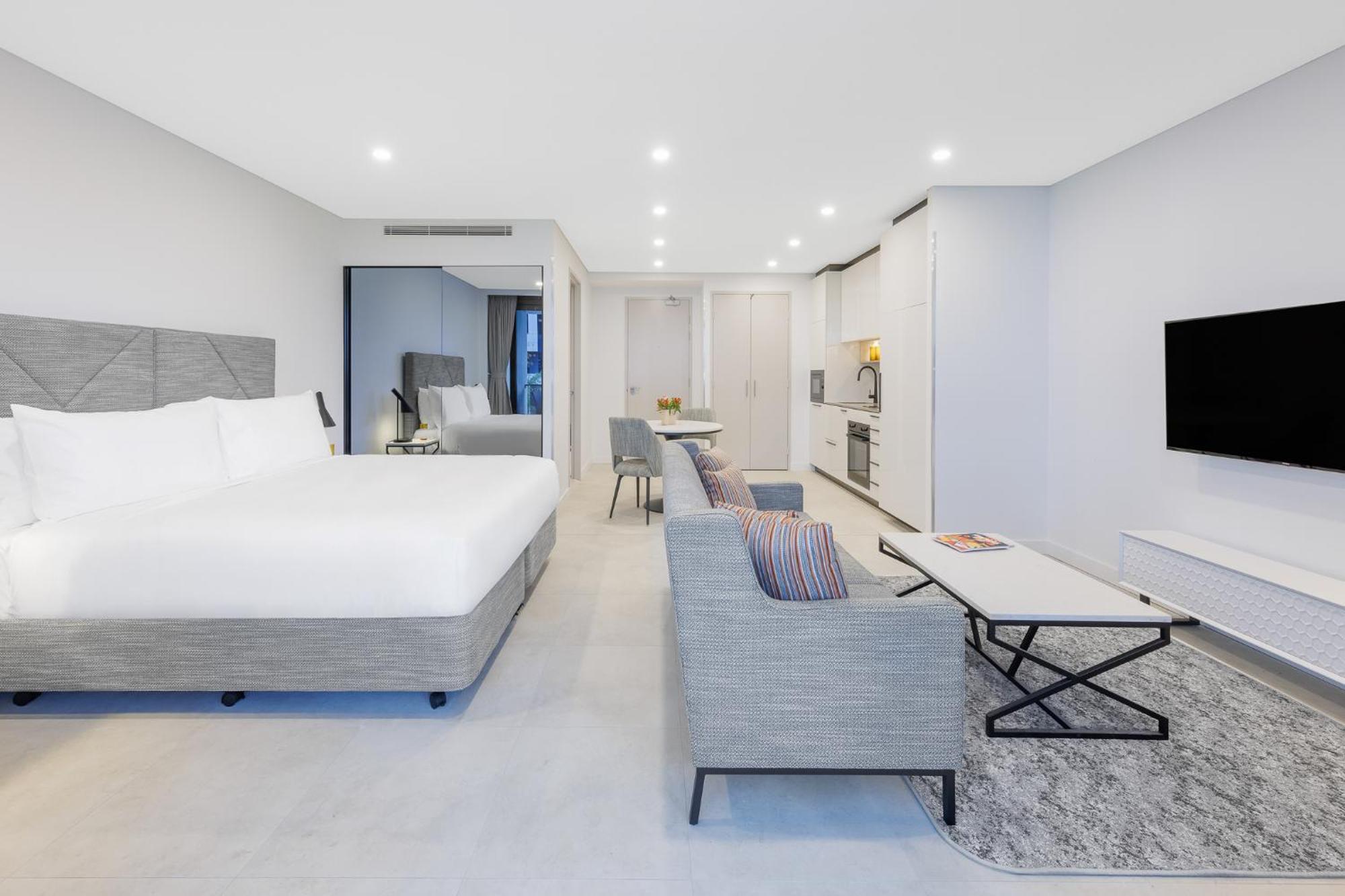 Meriton Suites Canberra Exterior photo Studio apartment